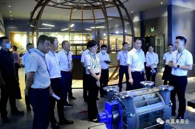 公司董事长、总经理陈迪(右一)向李军区长(右二)一行介绍苏州苗蓝智能制造解决方案有限公司产品